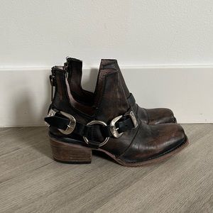 FREEBIRD TRUCE, BLACK, SIZE 5 - (originally $295)